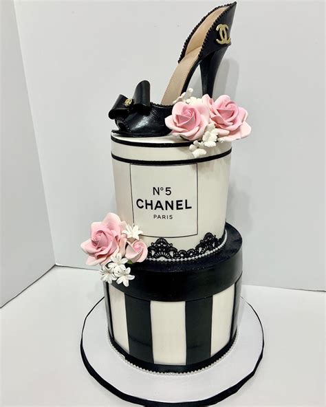 gateau chanel anniversaire|Chanel no 5 cake.